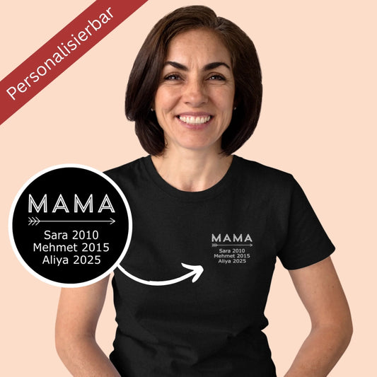 Person trägt personalisierbares schwarzes T-Shirt mit 'MAMA'-Aufschrift