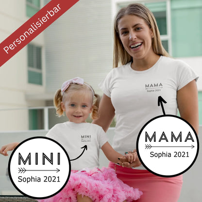 Mama mit Kind trage beide personalisierbares T-Shirt in Weiß